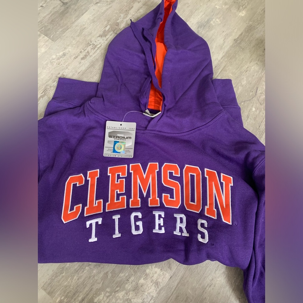 NWT Men’s Clemson Sweatshirt size large.